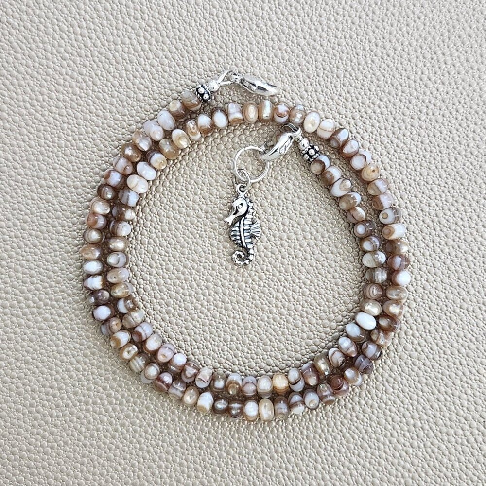MINI MOTHER OF PEARL NECKLACE W/ MINI SEAHORSE--16"